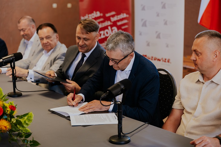 Podpisanie umowy. Od lewej: Wiesław Raboszuk, Adam Struzik, Tomasz Klimczak. Fot. Balzola